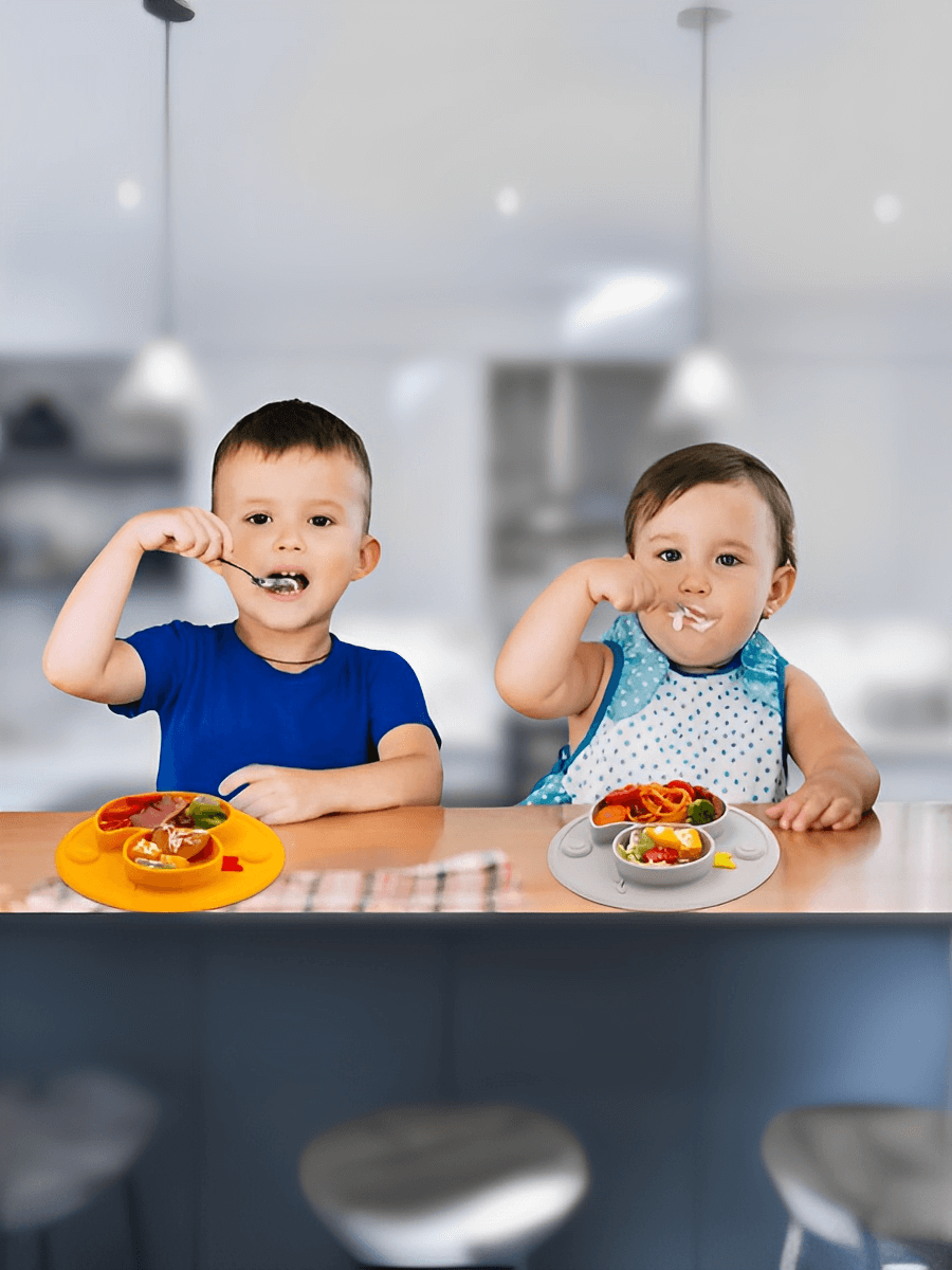 Niños comiendo con vajilla silicona